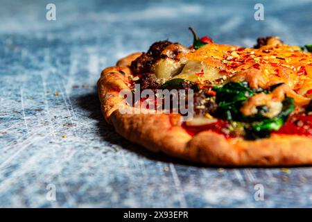 Hausgemachte gesunde Pizza mit negativem Raum (Kopierraum) um sie herum. Stockfoto