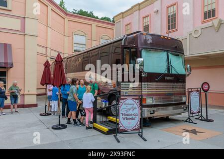 Gäste stehen an, um durch den Dolly's Home on Wheels Tourbus im Dollywood Vergnügungspark in Pigeon Forge, TN, zu laufen Stockfoto