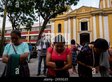 Guatemala-Stadt, Guatemala-Stadt, Guatemala. Mai 2024. Der interreligiöse Sektor Sentinels steht solidarisch mit dem palästinensischen Volk und schließt sich einer Geste des Gebets für Frieden und Waffenstillstand an. Kriege in der Welt verursachen Schmerz und Tod und verstoßen gegen die Botschaft des Friedens, implizit in Spiritualitäten. (Kreditbild: © Fernando Chuy/ZUMA Press Wire) NUR REDAKTIONELLE VERWENDUNG! Nicht für kommerzielle ZWECKE! Stockfoto