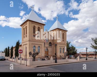 Die Basilica of San Albino ist eine römisch-katholische Kirche, die aus Backsteinen gebaut wurde, gegenüber der Mesilla Plaza in Mesilla, New Mexico Stockfoto