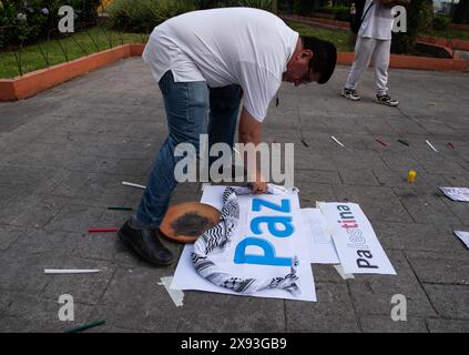 Guatemala-Stadt, Guatemala-Stadt, Guatemala. Mai 2024. Der interreligiöse Sektor Sentinels steht solidarisch mit dem palästinensischen Volk und schließt sich einer Geste des Gebets für Frieden und Waffenstillstand an. Kriege in der Welt verursachen Schmerz und Tod und verstoßen gegen die Botschaft des Friedens, implizit in Spiritualitäten. (Kreditbild: © Fernando Chuy/ZUMA Press Wire) NUR REDAKTIONELLE VERWENDUNG! Nicht für kommerzielle ZWECKE! Stockfoto