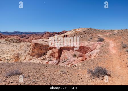 Wanderer auf dem Weg zu einem Aussichtspunkt am Ende der Fire Canyon Road im Valley of Fire State Park in der Nähe von Overton, Nevada Stockfoto