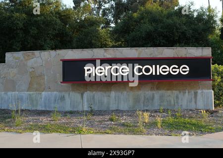 Ein Schild am Eingang zum Los Angeles Pierce College, Sonntag, 19. Mai 2024, in Woodland Hills, Kalif. Los Angeles Chargers während des organisierten Teams aktiv Stockfoto