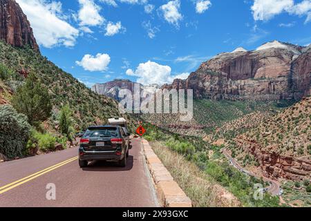 Ein Schild warnt die Fahrer vor einer Verkehrsstopp für Bauarbeiten am Zion Park Boulevard im Zion National Park, Utah Stockfoto