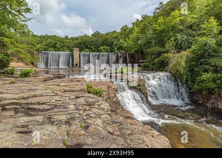 A. A. Miller Damm und der obere Abschnitt der Desoto Falls am Little River im Desoto State Park bei Mentone, Alabama Stockfoto