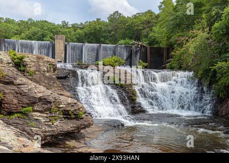 A. A. Miller Damm und der obere Abschnitt der Desoto Falls am Little River im Desoto State Park bei Mentone, Alabama Stockfoto