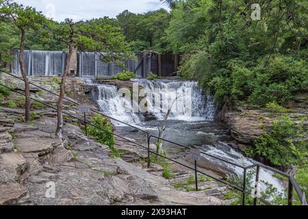 A. A. Miller Damm und der obere Abschnitt der Desoto Falls am Little River im Desoto State Park bei Mentone, Alabama Stockfoto