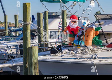 Aufblasbare Weihnachtsdekoration auf dem Deck eines Bootes im Biloxi Small Craft Harbor in Biloxi, MS Stockfoto