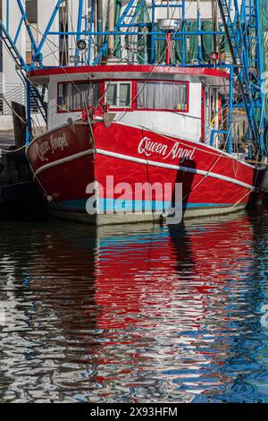 Kommerzielles Fischerboot Queen Angel am Dock im Gewerbeabschnitt des Biloxi Small Craft Harbor in Biloxi, MS Stockfoto