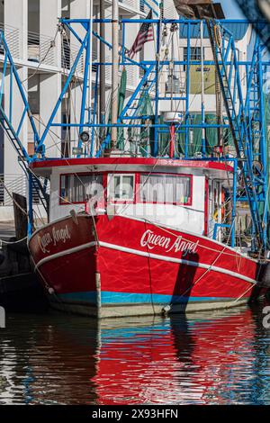 Kommerzielles Fischerboot Queen Angel am Dock im Gewerbeabschnitt des Biloxi Small Craft Harbor in Biloxi, MS Stockfoto