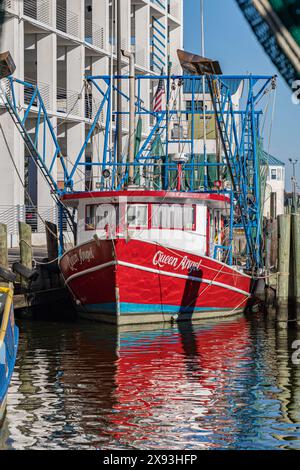 Kommerzielles Fischerboot Queen Angel am Dock im Gewerbeabschnitt des Biloxi Small Craft Harbor in Biloxi, MS Stockfoto