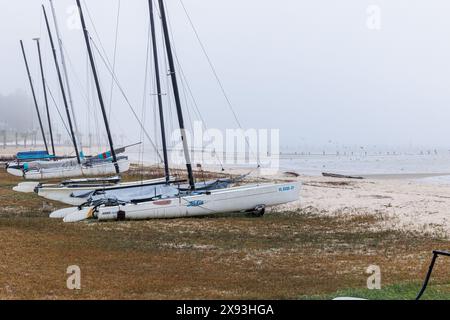 Hobie Cat Katamarane im Ocean Springs Yacht Club an der Biloxi Bay in Ocean Springs, Mississippi Stockfoto