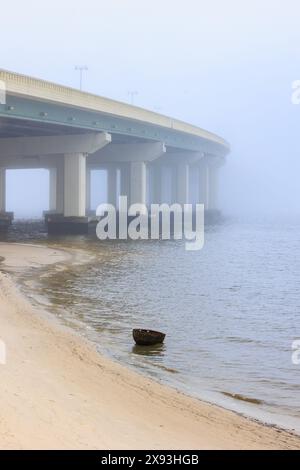 Die Brücke des US Highway 90 über die Biloxi Bay verschwindet im dichten Nebel von Ocean Springs, Mississippi Stockfoto