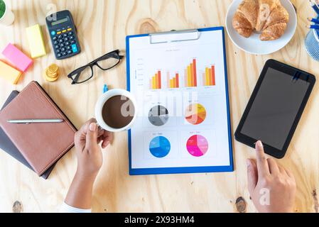 Excel-Statistikdiagramm für Geschäftsanalysen mit Diagramm- und Tabellendaten in der Diagrammdatenbank. Die Hände des Buchhalters zeigen auf Excel-Statistik Stockfoto