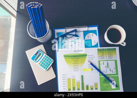 Excel-Statistikdiagramm für Geschäftsanalysen mit Diagramm- und Tabellendaten in der Diagrammdatenbank. Die Hände des Buchhalters zeigen auf Excel-Statistik Stockfoto