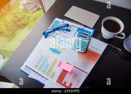 Excel-Statistikdiagramm für Geschäftsanalysen mit Diagramm- und Tabellendaten in der Diagrammdatenbank. Die Hände des Buchhalters zeigen auf Excel-Statistik Stockfoto