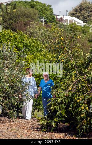 Bild von Tim Cuff. 14. März 2024: Allison Ferrero sucht mit ihrer Mutter Beryl in einem kleinen Gr Stockfoto