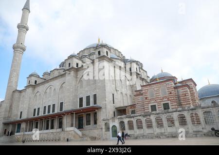 Türkei istanbul 12. januar 2023. Die Fatih-Moschee und das Tor. Stockfoto