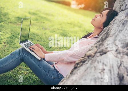 Arbeit von zu Hause Banner Frau, die im Freien auf Laptop zu Hause arbeitet Ursache der Corona covid-19 Virus Welt Pandemie Infektion. Schöne Frauen verbinden sich intern Stockfoto