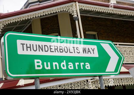 Thunderbolt Way, berühmte Straße im Norden von New South Wales, benannt nach dem Bushranger Captain Thunderbolt, der in Uralla, NSW, Australien, begraben ist Stockfoto