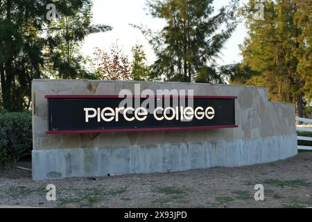 Ein Schild am Eingang zum Los Angeles Pierce College, Sonntag, 19. Mai 2024, in Woodland Hills, Kalif. Los Angeles Chargers während des organisierten Teams aktiv Stockfoto