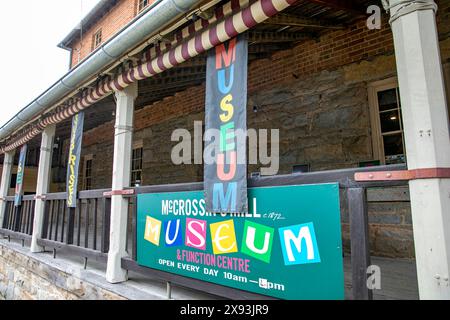 Uralla Stadtzentrum und McCrossins Mill Museum Gebäude, eines der vielen historischen Gebäude in dieser Stadt in New South Wales, Australien Stockfoto