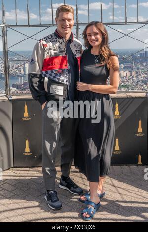 West Point, Usa. Mai 2024. Josef Newgarden, Sieger von 2024 Indy 500 im 2. Jahr in Folge, besucht mit seiner Frau Ashley das Empire State Building in New York. (Foto: Lev Radin/Pacific Press) Credit: Pacific Press Media Production Corp./Alamy Live News Stockfoto