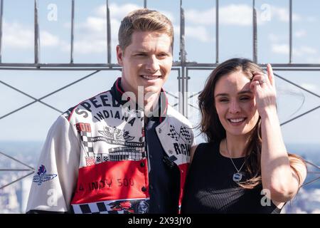 West Point, Usa. Mai 2024. Josef Newgarden, Sieger von 2024 Indy 500 im 2. Jahr in Folge, besucht mit seiner Frau Ashley das Empire State Building in New York. (Foto: Lev Radin/Pacific Press) Credit: Pacific Press Media Production Corp./Alamy Live News Stockfoto