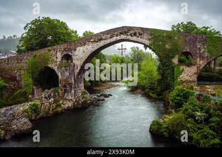 Majestätische Römische Brücke in Cangas de Onis: Eine historische Stätte mit mittelalterlicher Kunst und landschaftlicher Schönheit in Nordspanien Stockfoto