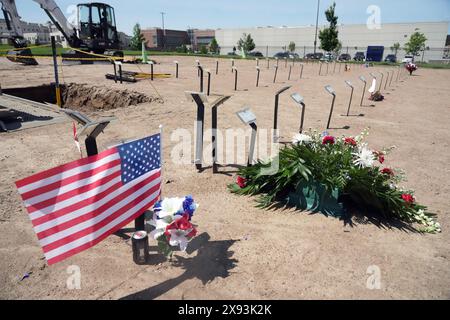 St. Louis, Usa. Juni 2024. Am Dienstag, den 28. Mai 2024, befindet sich eine einsame amerikanische Flagge auf einem der neuesten Grabstätten auf dem Jefferson Barracks National Cemetery in St. Louis. Pfadfinder setzten am 25. Mai 2024 auf jedem der 247.000 Gräber in der Jefferson Barracks eine amerikanische Flagge, wobei Freiwillige zurückkehrten, um sie einen Tag nach dem Memorial Day zu entfernen. Foto: Bill Greenblatt/UPI Credit: UPI/Alamy Live News Stockfoto