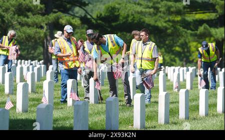 St. Louis, Usa. Mai 2024. Freiwillige entfernen am Dienstag, den 28. Mai 2024, amerikanische Fahnen von den Gräbern auf dem Jefferson Barracks National Cemetery in St. Louis.Pfadfinder setzten am 25. Mai 2024 eine amerikanische Flagge auf jedem der 247.000 Gräber in den Jefferson Barracks. Foto: Bill Greenblatt/UPI Credit: UPI/Alamy Live News Stockfoto