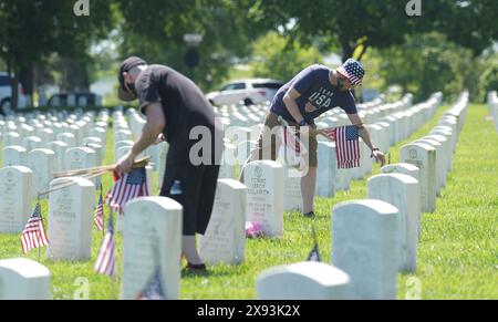 St. Louis, Usa. Mai 2024. Freiwillige entfernen am Dienstag, den 28. Mai 2024, amerikanische Fahnen von den Gräbern auf dem Jefferson Barracks National Cemetery in St. Louis.Pfadfinder setzten am 25. Mai 2024 eine amerikanische Flagge auf jedem der 247.000 Gräber in den Jefferson Barracks. Foto: Bill Greenblatt/UPI Credit: UPI/Alamy Live News Stockfoto