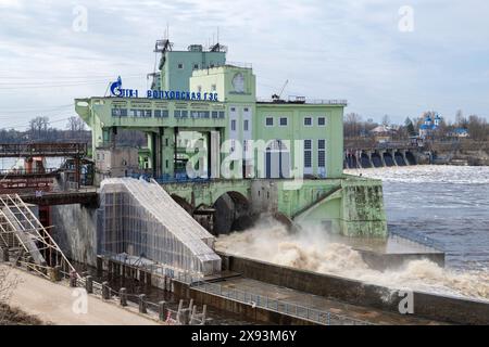 VOLKSHOV, RUSSLAND - 17. APRIL 2023: Nahaufnahme des Gebäudes des Volkshov-Wasserkraftwerks an einem Apriltag. Leningrad Stockfoto