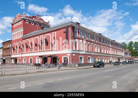 VYSHNY WOLOCHEK, RUSSLAND - 20. JULI 2023: Altes Theater an einem sonnigen Juli-Tag Stockfoto