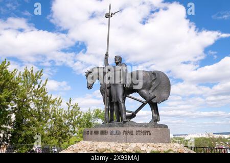 PENZA, RUSSLAND - 2. MAI 2024: Denkmal für den ersten Siedler an einem sonnigen Maitag Stockfoto