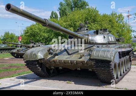ENGELS, RUSSLAND - 04. MAI 2024: Sowjetischer Hauptpanzer T-72 Nahaufnahme an einem sonnigen Maitag. Patriot Park Stockfoto