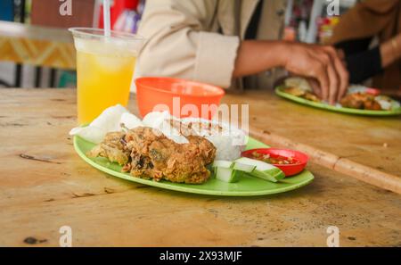 Ayam Geprek oder Chicken Crush ist ein typisches indonesisches Essen, das von den Indonesiern sehr begehrt wird Stockfoto