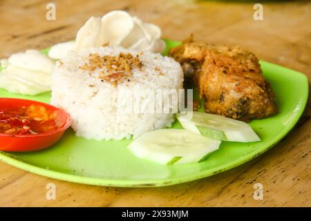 Ayam Geprek oder Chicken Crush ist ein typisches indonesisches Essen, das von den Indonesiern sehr begehrt wird Stockfoto