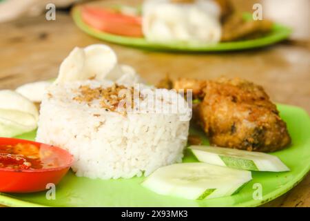 Ayam Geprek oder Chicken Crush ist ein typisches indonesisches Essen, das von den Indonesiern sehr begehrt wird Stockfoto