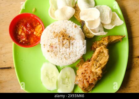 Ayam Geprek oder Chicken Crush ist ein typisches indonesisches Essen, das von den Indonesiern sehr begehrt wird Stockfoto