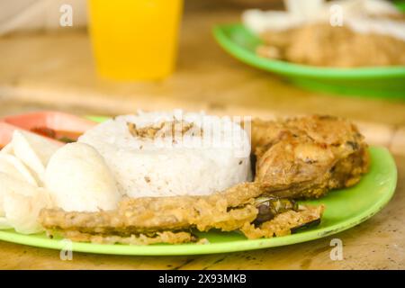 Ayam Geprek oder Chicken Crush ist ein typisches indonesisches Essen, das von den Indonesiern sehr begehrt wird Stockfoto