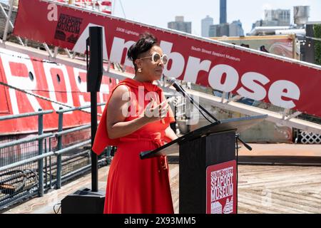 New York, USA. Mai 2024. Laurie Cumbo, Kulturkommissarin der Stadt, spricht während der Sommerfeier des South Street Seaport Museum 2024 in New Yrok am 28. Mai 2024. (Foto: Lev Radin/SIPA USA) Credit: SIPA USA/Alamy Live News Stockfoto