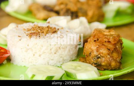 Ayam Geprek oder Chicken Crush ist ein typisches indonesisches Essen, das von den Indonesiern sehr begehrt wird Stockfoto