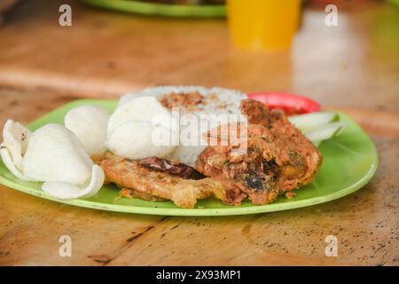 Ayam Geprek oder Chicken Crush ist ein typisches indonesisches Essen, das von den Indonesiern sehr begehrt wird Stockfoto