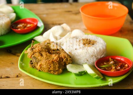 Ayam Geprek oder Chicken Crush ist ein typisches indonesisches Essen, das von den Indonesiern sehr begehrt wird Stockfoto