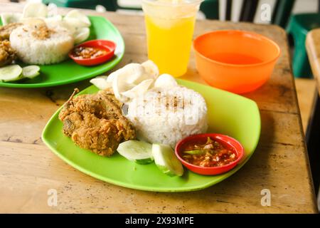 Ayam Geprek oder Chicken Crush ist ein typisches indonesisches Essen, das von den Indonesiern sehr begehrt wird Stockfoto