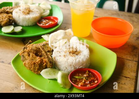 Ayam Geprek oder Chicken Crush ist ein typisches indonesisches Essen, das von den Indonesiern sehr begehrt wird Stockfoto