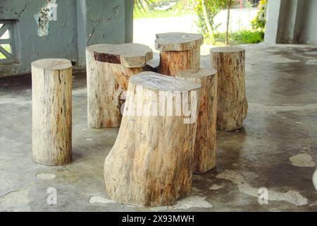 Einfache Stühle und Tische aus Baumstämmen Stockfoto