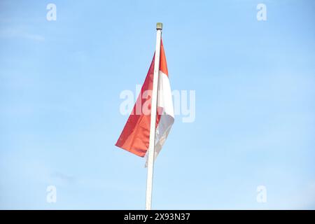 Die Flagge der Republik Indonesien auf blauem Himmel während des Tages Stockfoto