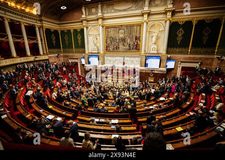 Paris, Frankreich. Mai 2024. Allgemeine Ansicht der Nationalversammlung während der Sitzung der Fragen an die Regierung. Eine wöchentliche Sitzung der Befragung der französischen Regierung findet in der Nationalversammlung im Palais Bourbon in Paris statt. (Foto: Telmo Pinto/SOPA Images/SIPA USA) Credit: SIPA USA/Alamy Live News Stockfoto